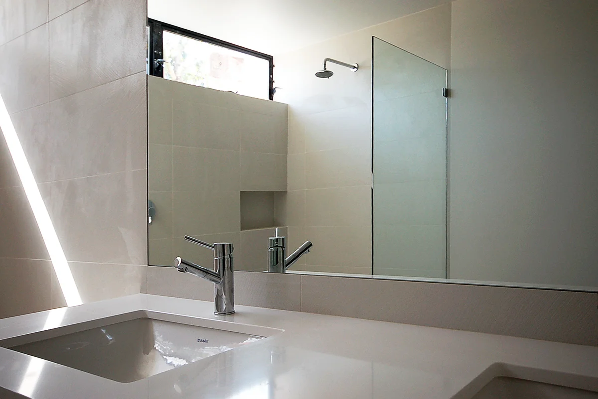 minimalist white bath