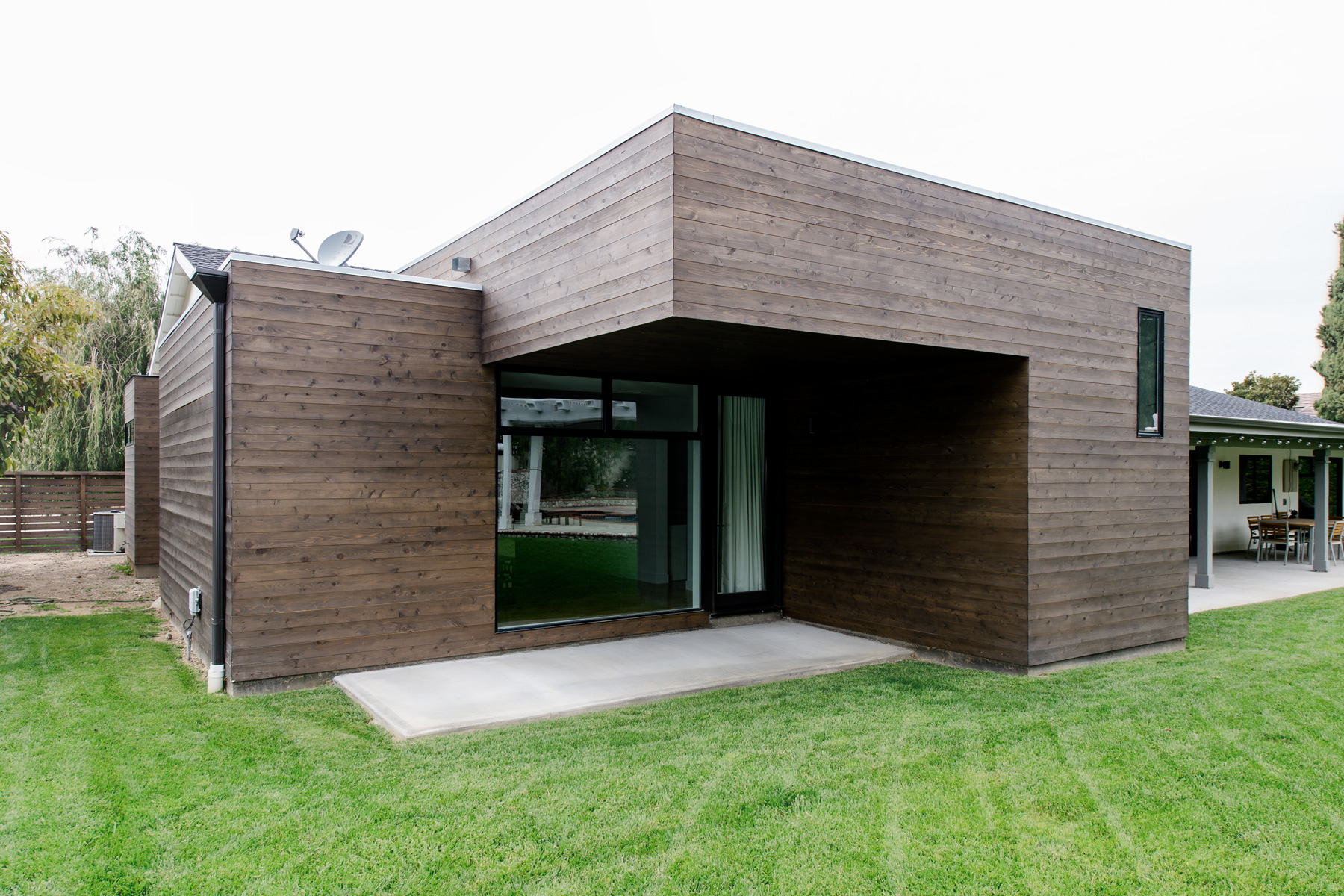 rear cantilever at master suite