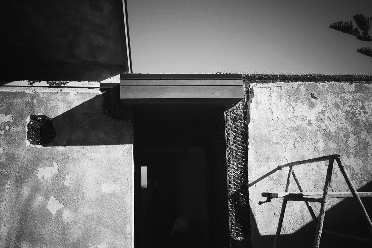 midcentury courtyard deconstruction / myd studio