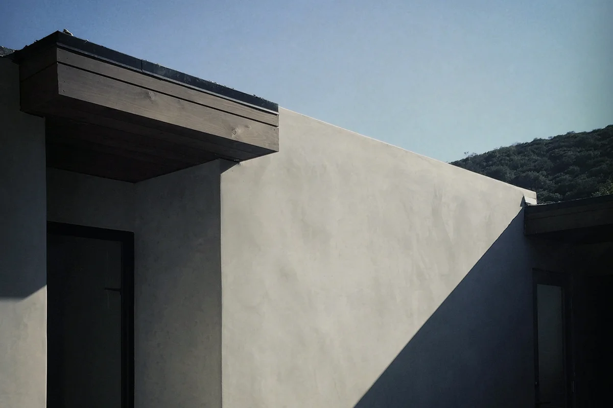 modern courtyard / smooth stucco