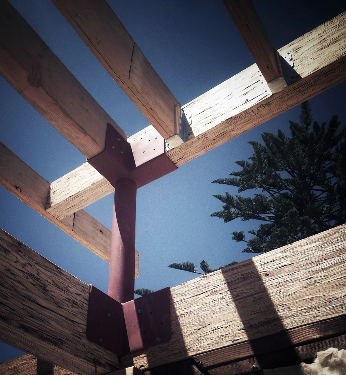 residential construction detail / steel post at clerestory windo