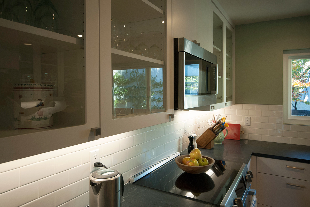 glass upper cabinets at induction cooktop
