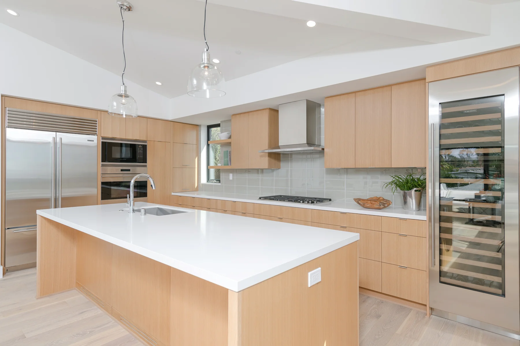 Laguna Beach contemporary cottage / Moss Yaw Design studio