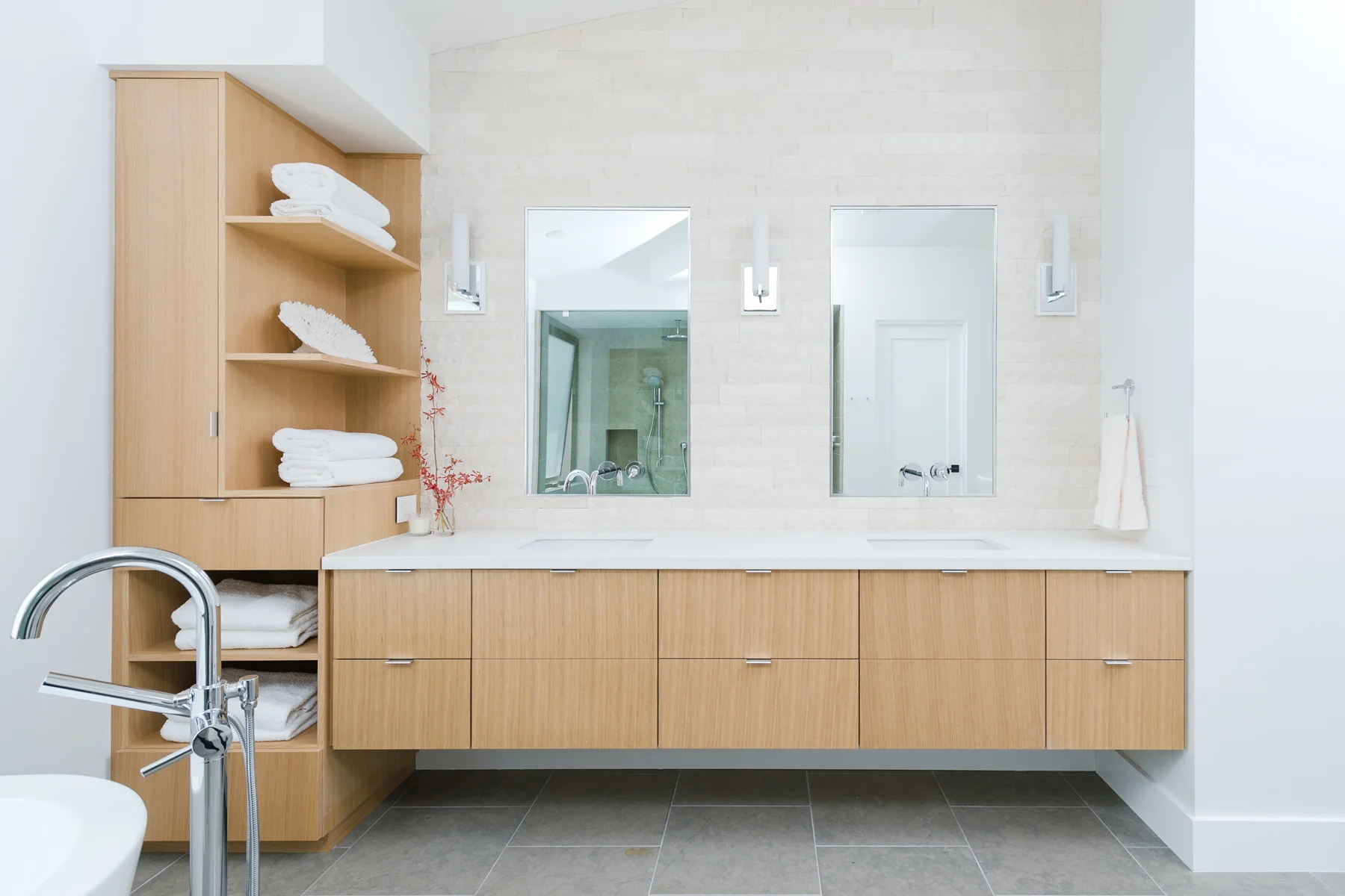 Laguna Beach contemporary cottage / Moss Yaw Design studio