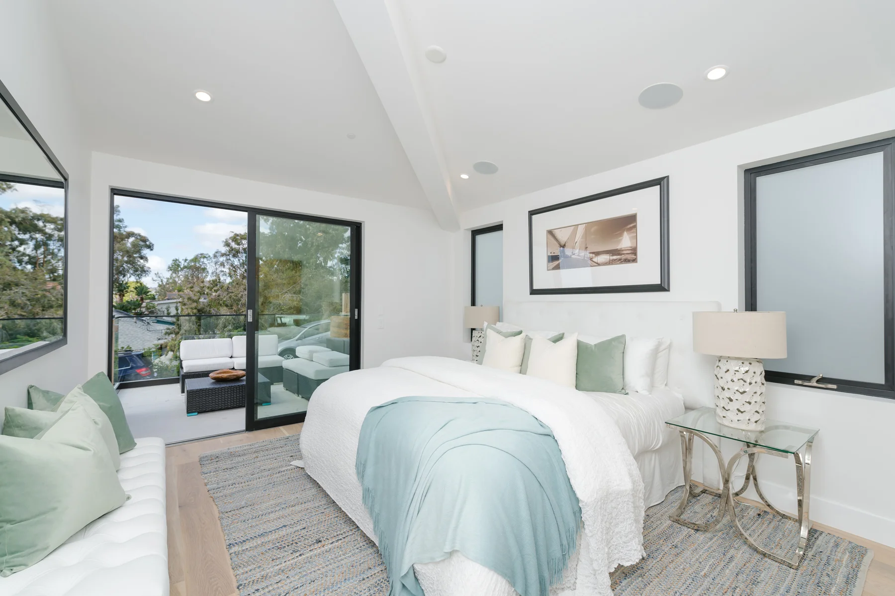 Laguna Beach contemporary cottage / Moss Yaw Design studio