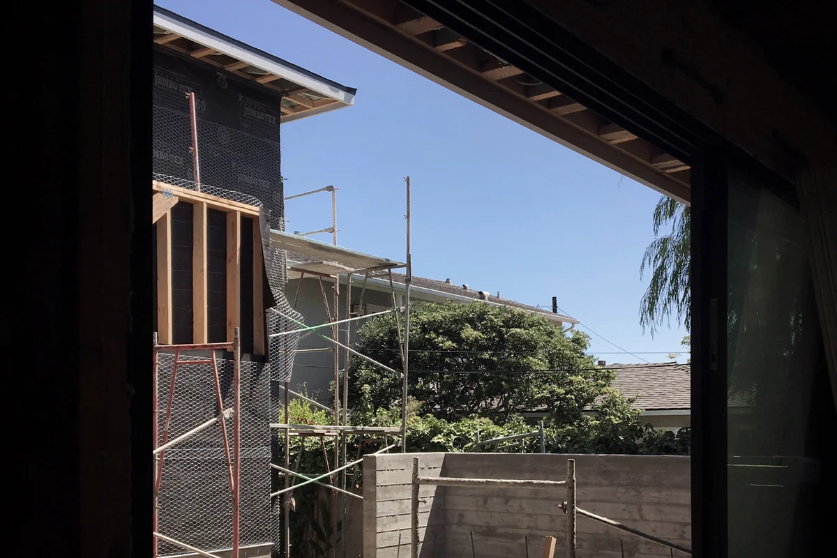 north laguna construction / multislide door system at courtyard