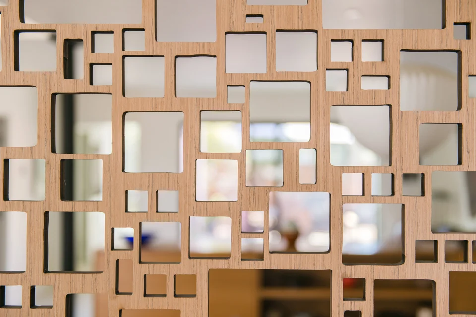 wood screen at entry + dining
