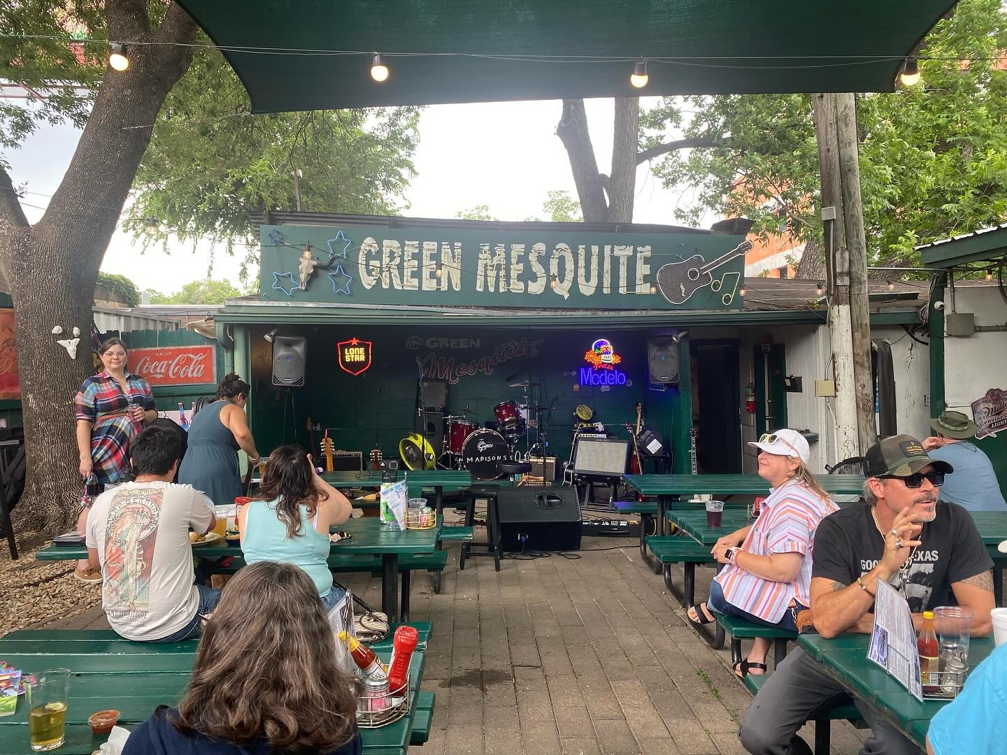 Come on down to @thegreenmesquitebbq and join the party! Stephen Heiman opens up and the we&rsquo;re gonna crush it, Country Music Sunday style!
@buildin_art