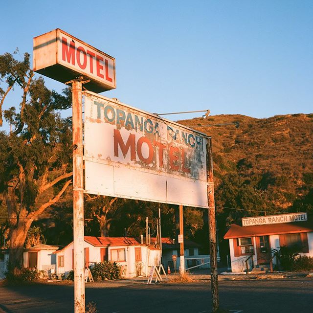 Sunrise at one of my favorite little pieces of history in #la. This abandoned motel on the PCH will probably be replaced with much-needed beachfront housing for underserved rich people someday, but in the meantime, I&rsquo;ll adore its slow dissolve 