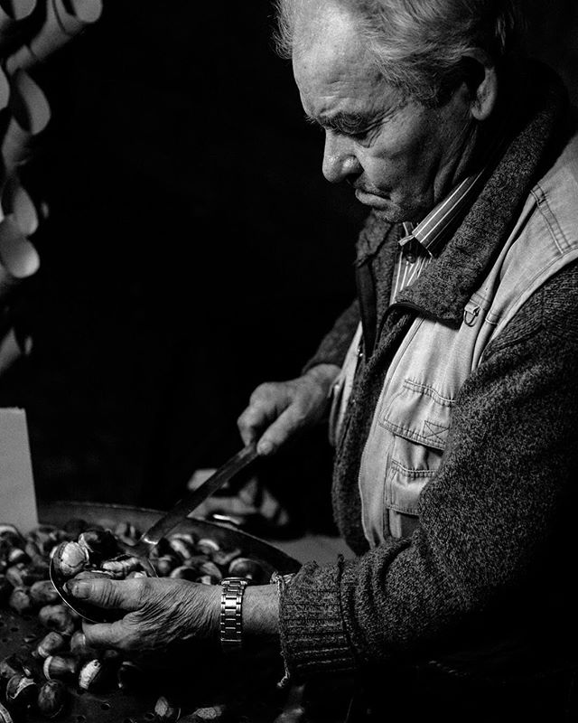 All these chilly nights are making me think back to #Rome in 2016, and the piping hot chestnuts roasting on a little cart, and how they warm your hands and soul. The texture of the fellow serving them made me wonder about his story. Has he been plyin