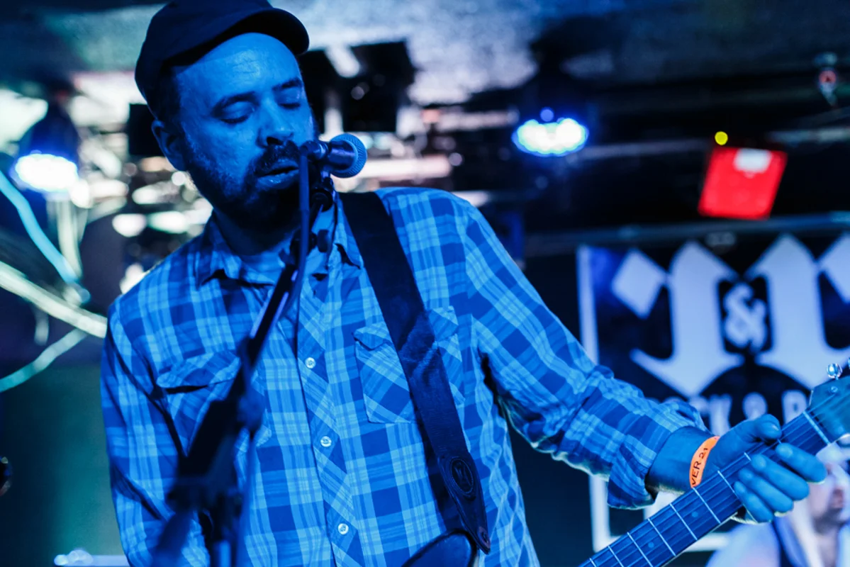 Swervedriver front man Adam Franklin turning up the volume at the Rock & Roll Hotel (photo by Matt Condon)
