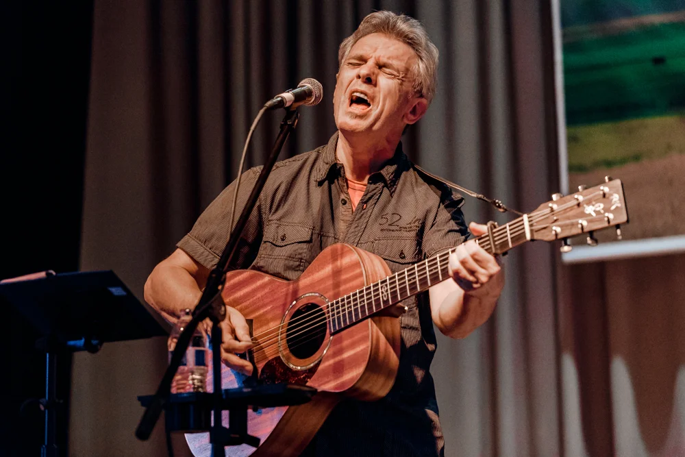 Iain Matthews performing with Plainsong at the Old Stone School in Hillsboro, VA on April 1st, 2016 (Photo by Matt Condon / @arcane93 )