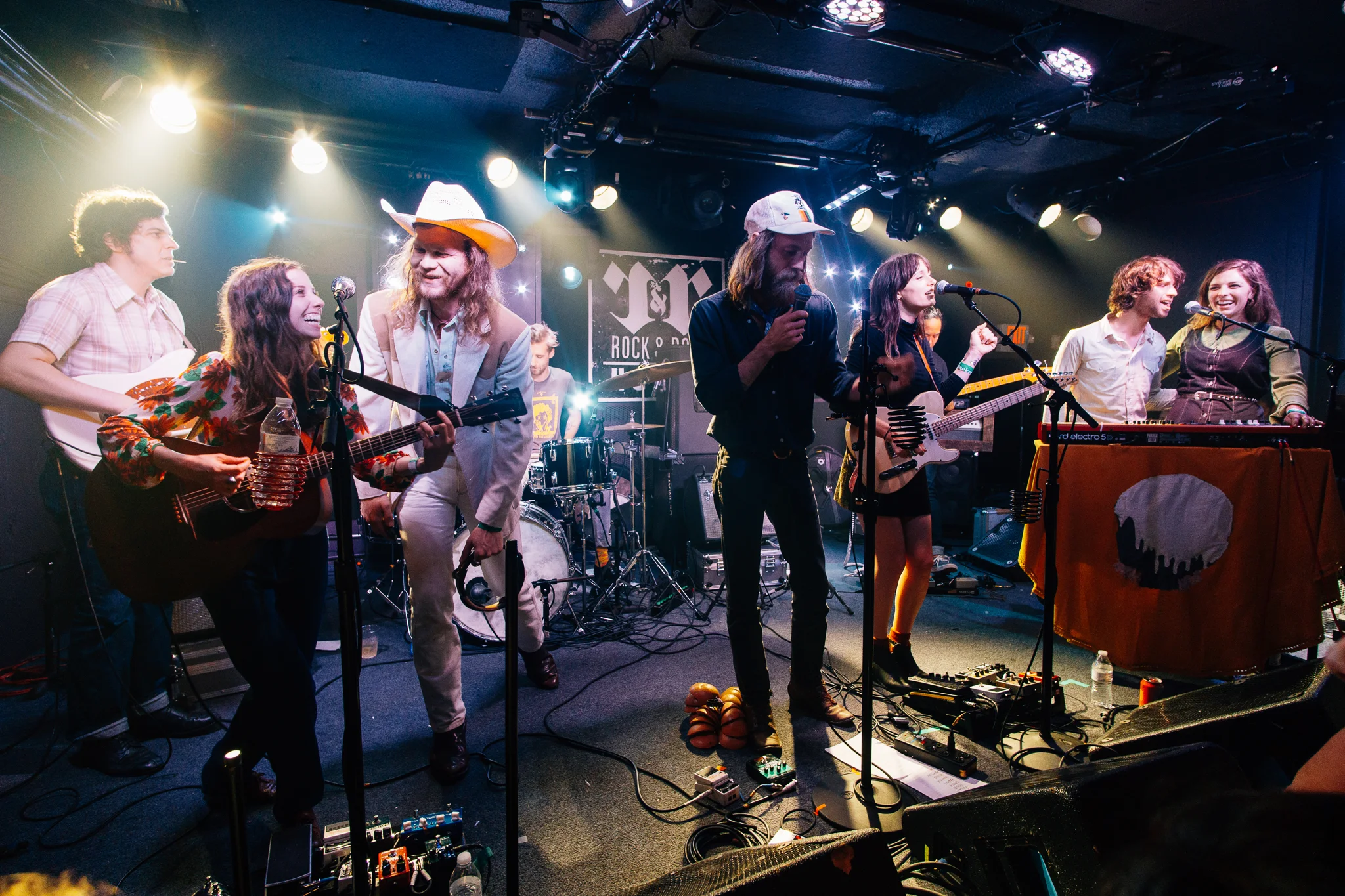 The Wild Reeds joined on stage by Blank Range for the final song of their set. (Photo by Mauricio Castro / @themauricio )