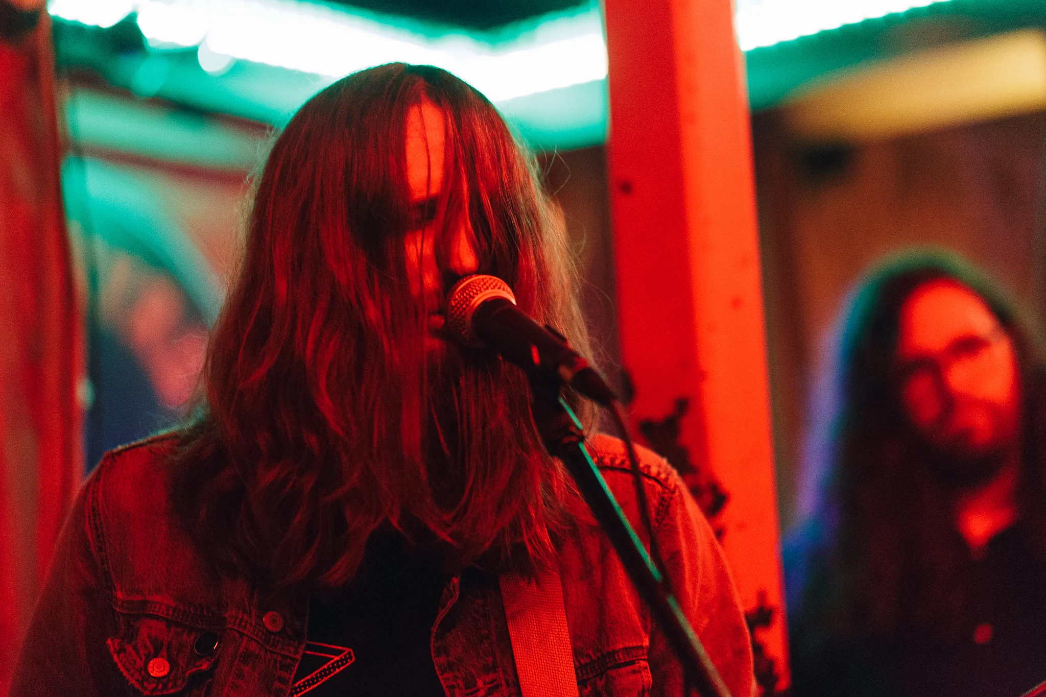Roadkill Ghost Choir performing at Songbyrd (photo by Mauricio Castro / @themauricio )