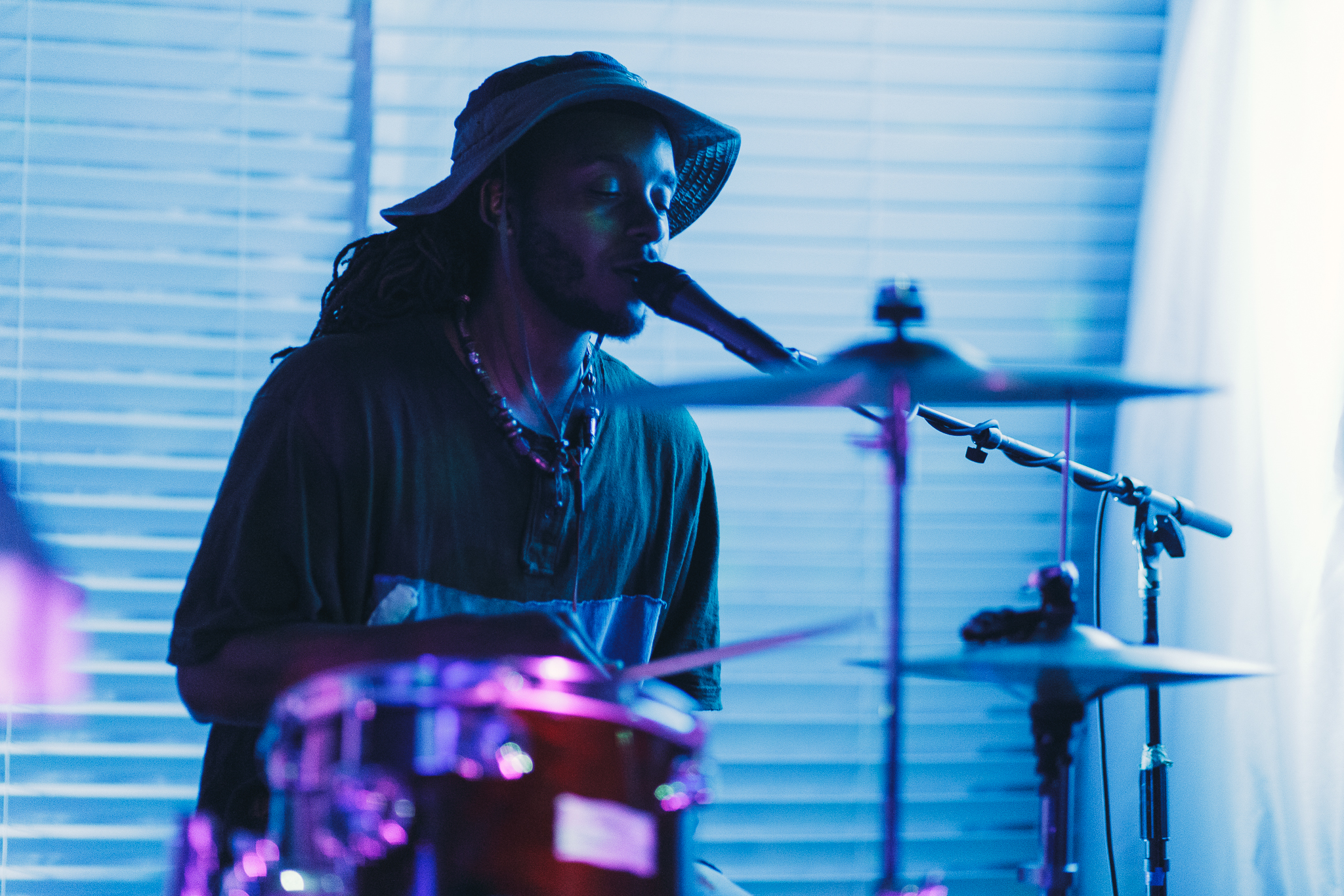 Foots of FootsXColes performing at OTHERFEELS (photo by Mauricio Castro / @themauricio )
