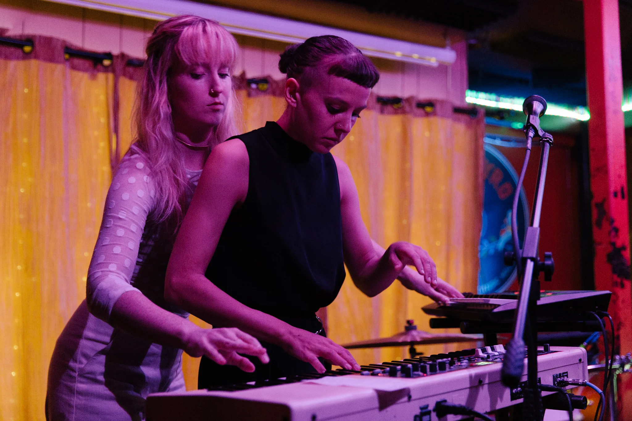 Gracie and Rachel doing their best Ghost impression at Songbyrd (Photo by Mauricio Castro / @themauricio )