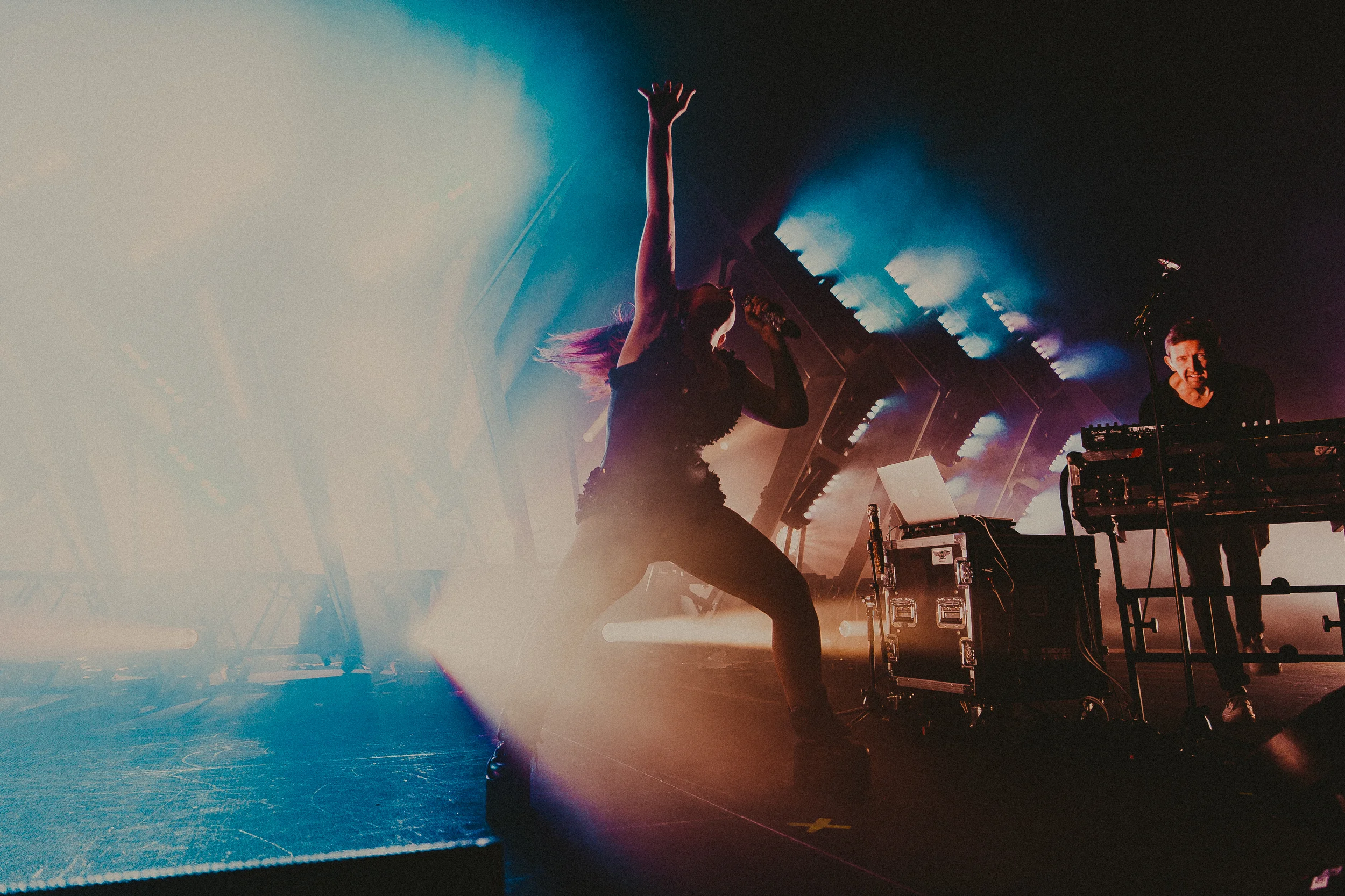 Amelia Meath and Nick Sanborn caught in their natural habitat, killing it on a stage. (photo by Mauricio Castro / @themauricio )