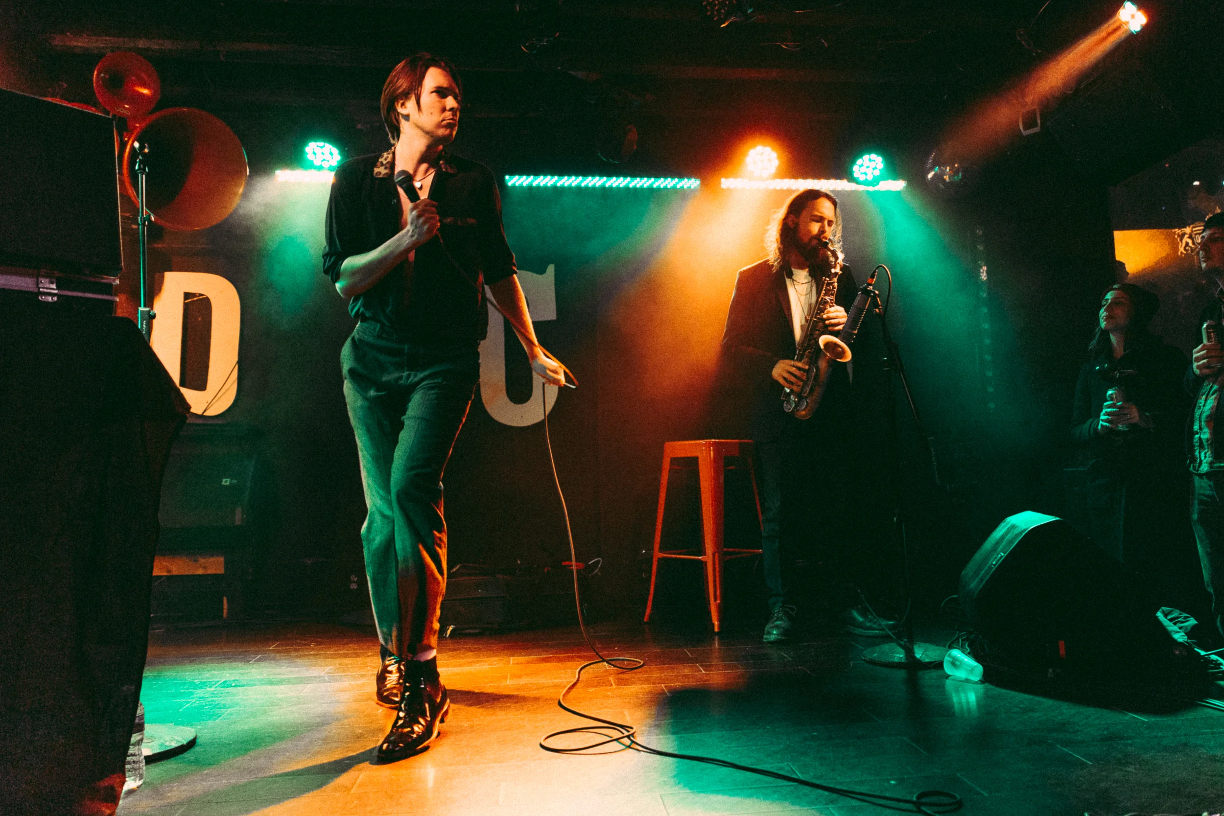 Alex Cameron strutting his stuff alongside Roy Molloy at DC9 (Photo by Mauricio Castro / @themauricio )