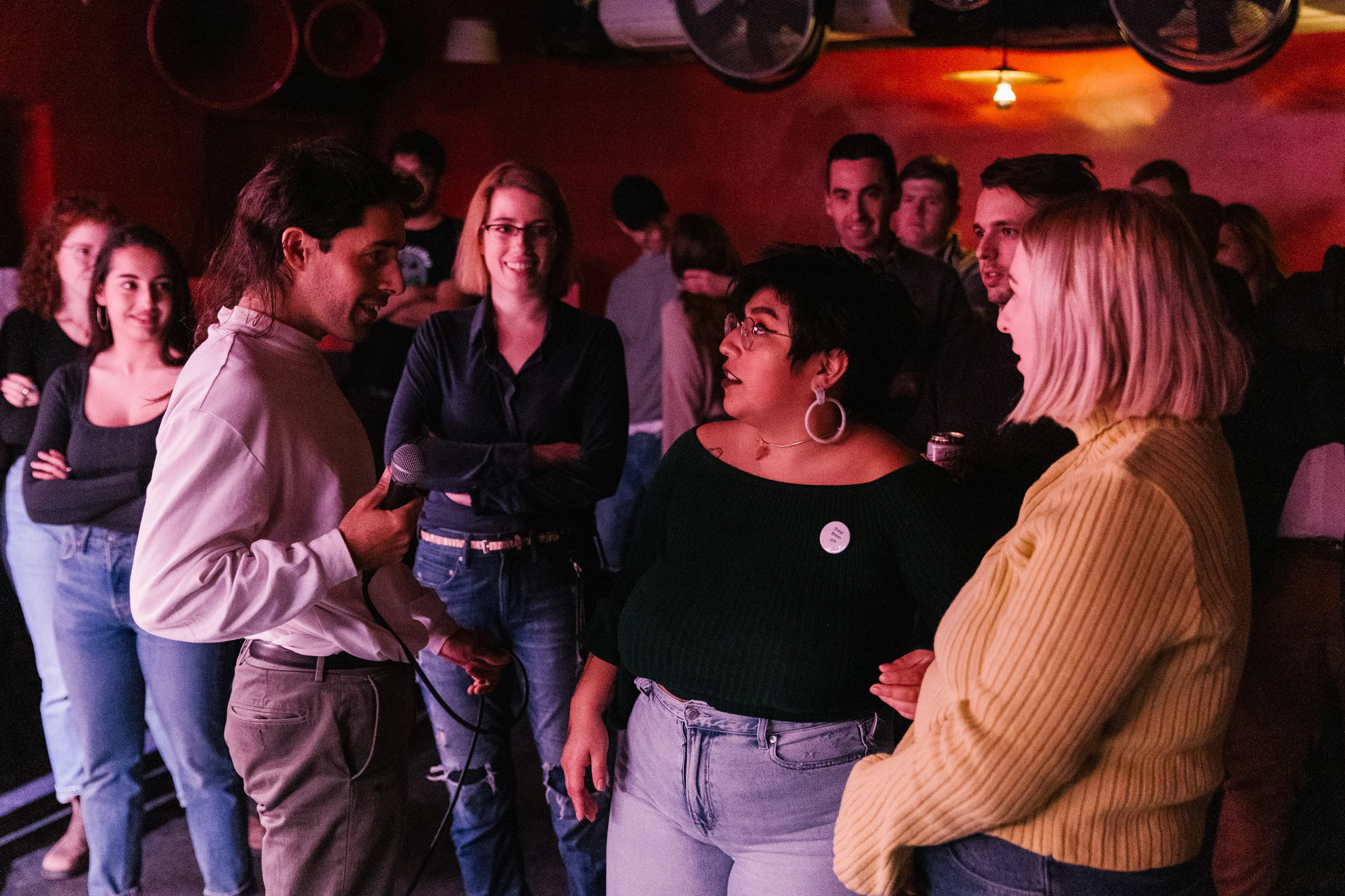 Juan Wauters playing a game with the DC9 crowd (Photo by Mauricio Castro / @themauricio )