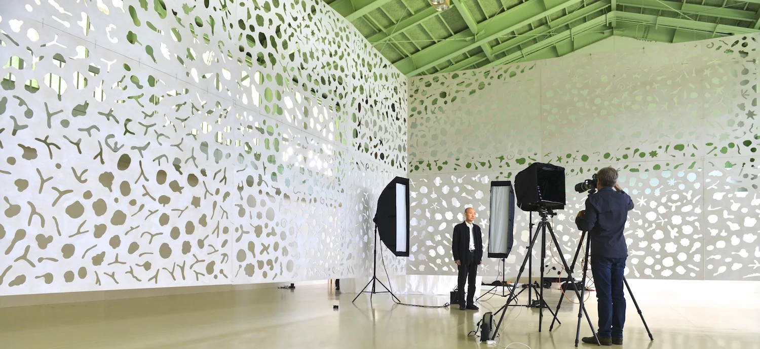 Photographing Igarashi from within one of many sculptures exhibited in the Kazenobi atelier+gallery (dedicated solely to Takenobu Igarashi’s art) in Hokkaido, Japan. Thousands of shapes cut freehand by the artist make up this enormous painted wooden sculpture.