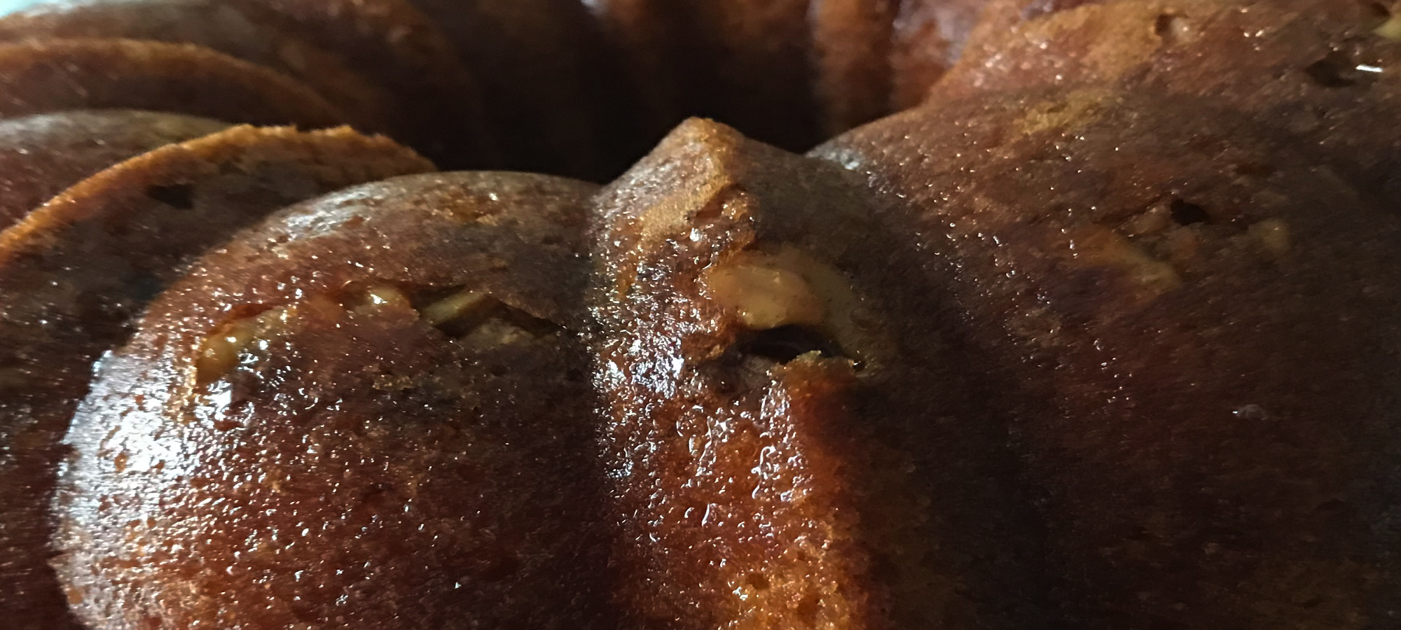 _______________________________________ CLASSIC RUM CAKE — Yellow Bundt cake. — Serves 12 - 16 people. — Chopped walnut topping. — Drizzled top to bottom with warm rum glaze. View Images _______________________________________