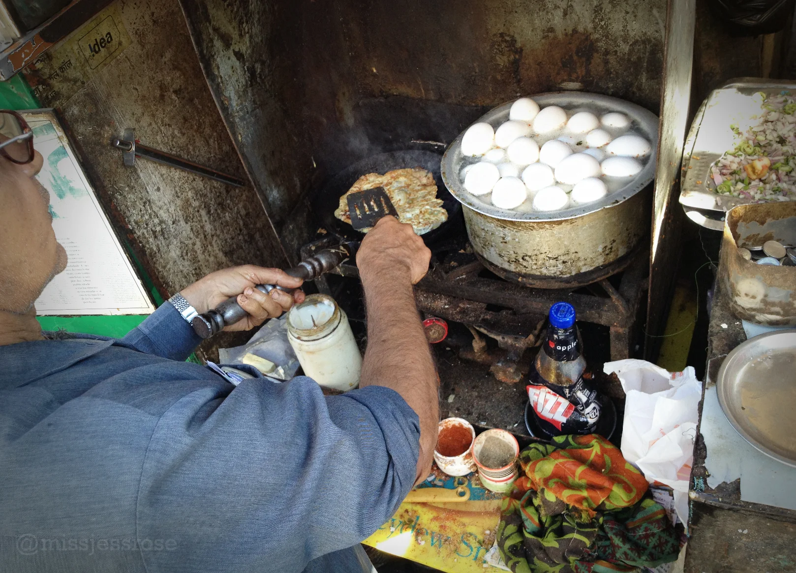 Observe the sanitation situation. Yee old famous omelet guy of Jodhpur (per Lonely Planet). Good thing heat kills bacteria. 