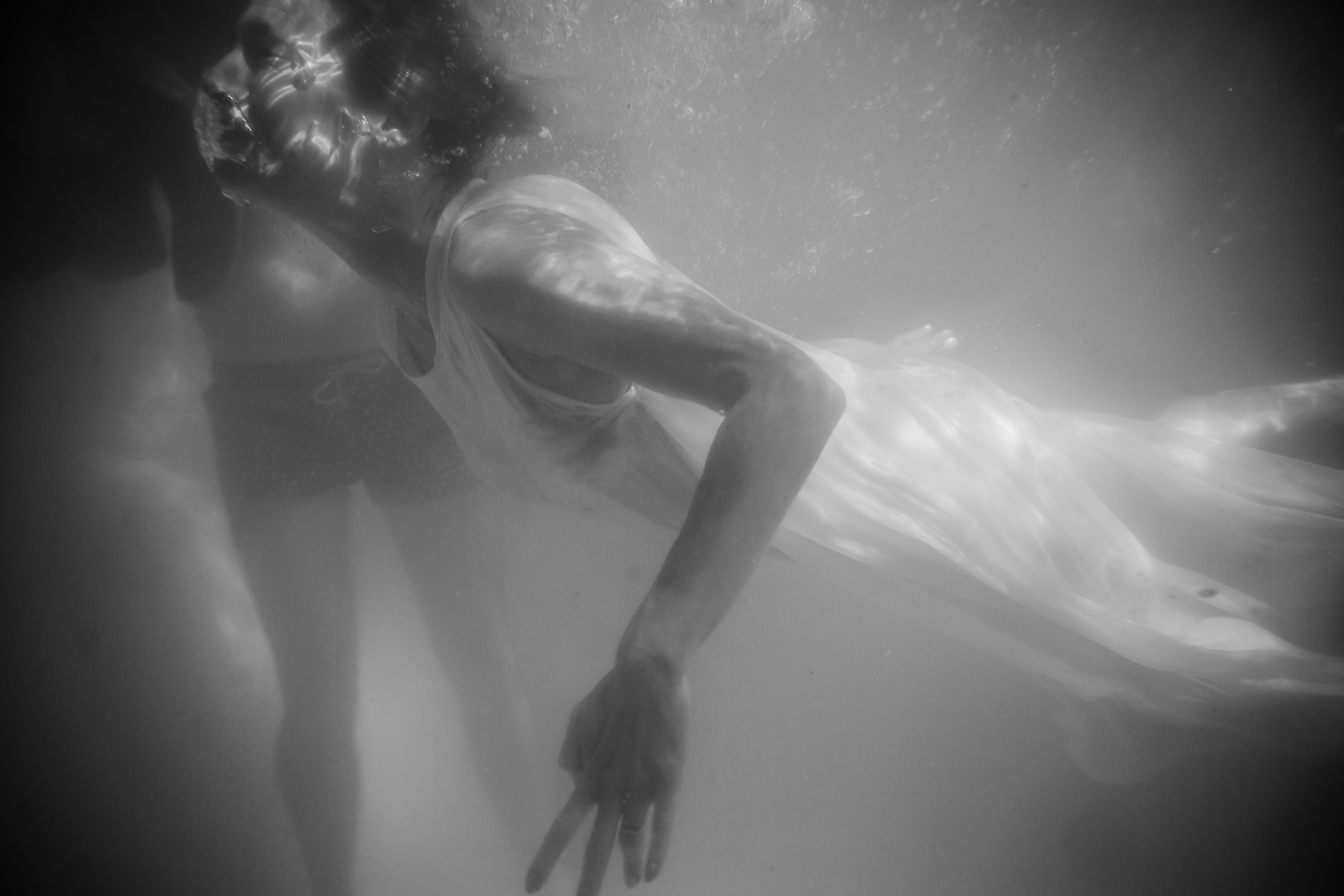 underwater bride - bride in a pool - wedding at Castelnau Des Fieumarcon