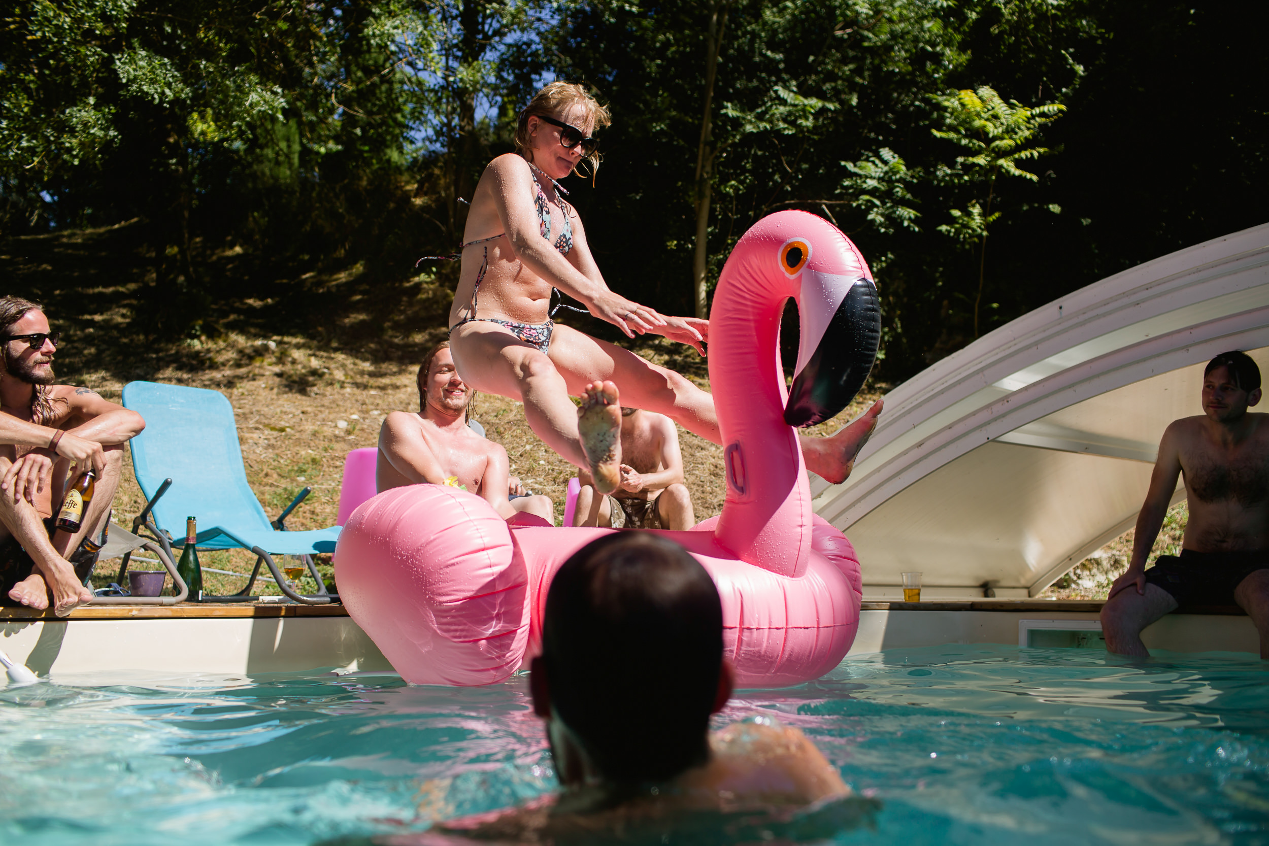 wedding pool party - wedding flamingo - wedding at Castelnau Des Fieumarcon