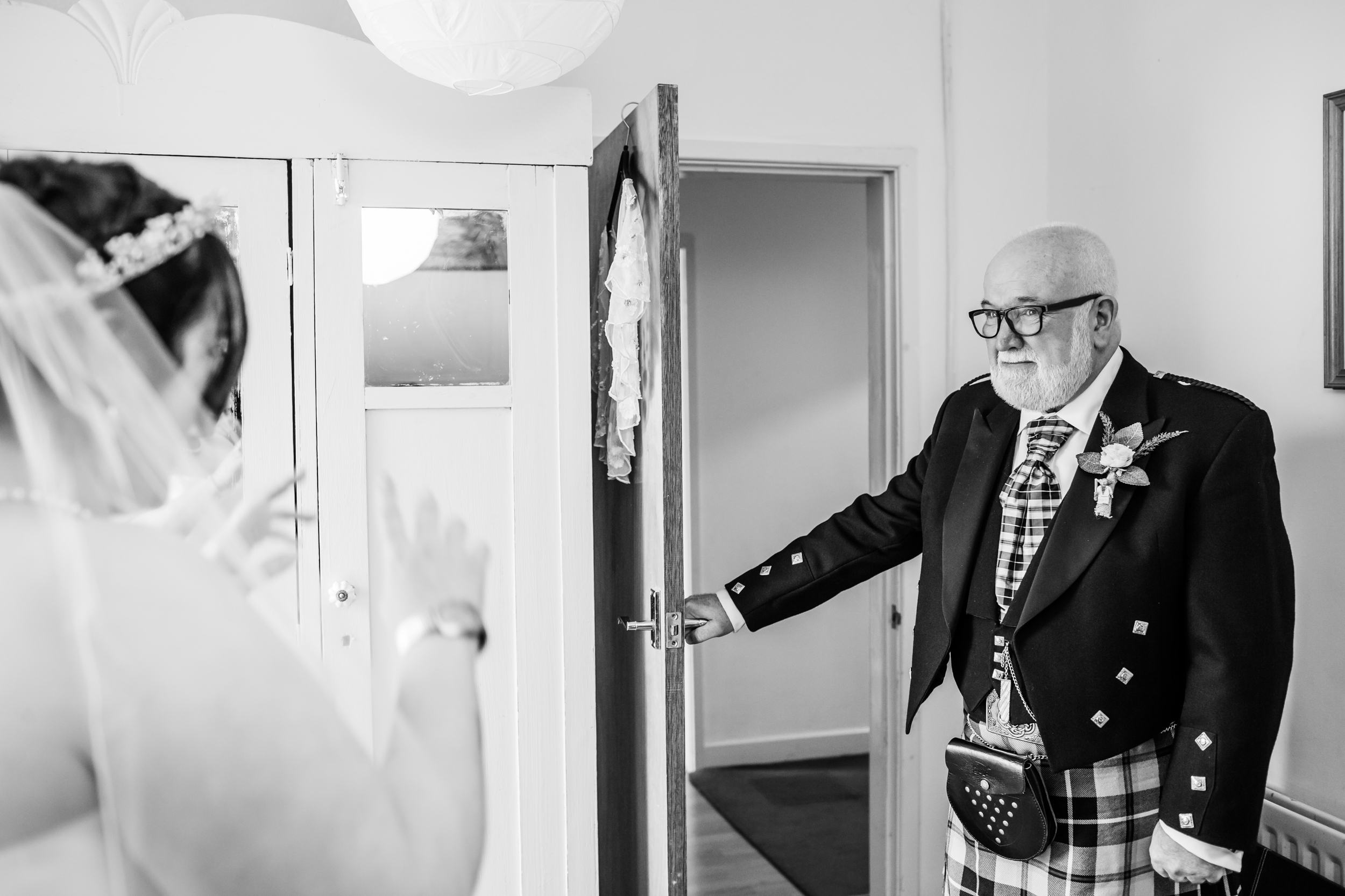 Dad sees his daughter on her wedding day
