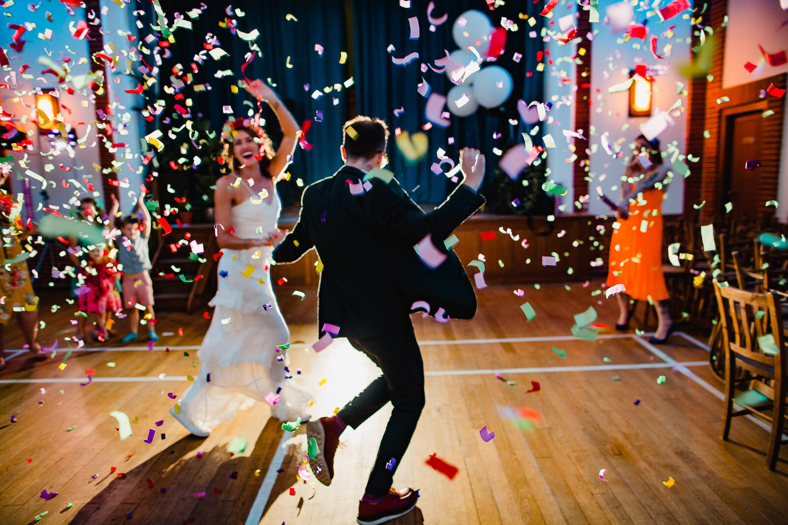 first dance with confetti in hook - kent