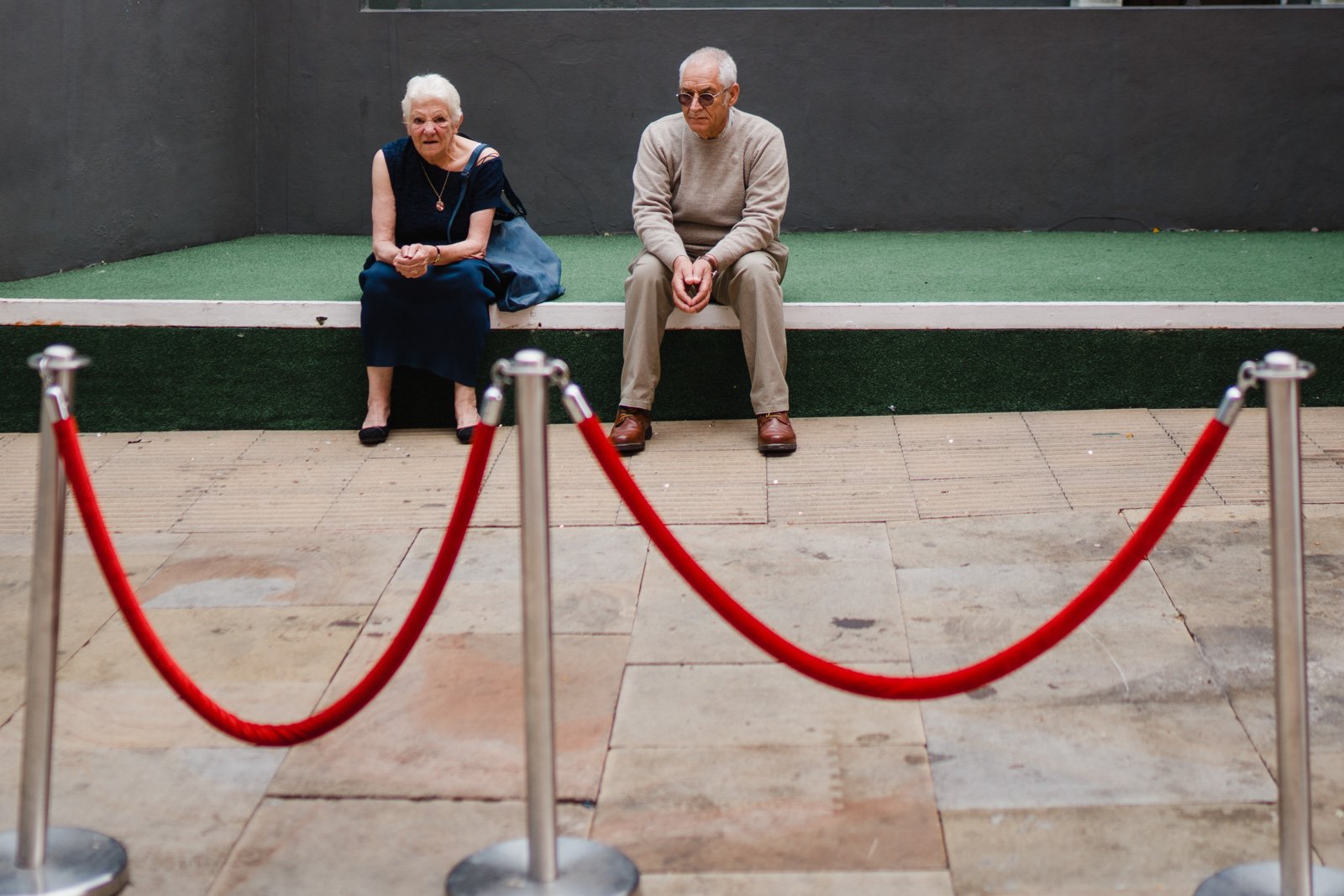 guests behind a velvet rope - 2022 wedding round up no nonsense heartfelt wedding photography leeallenphotos