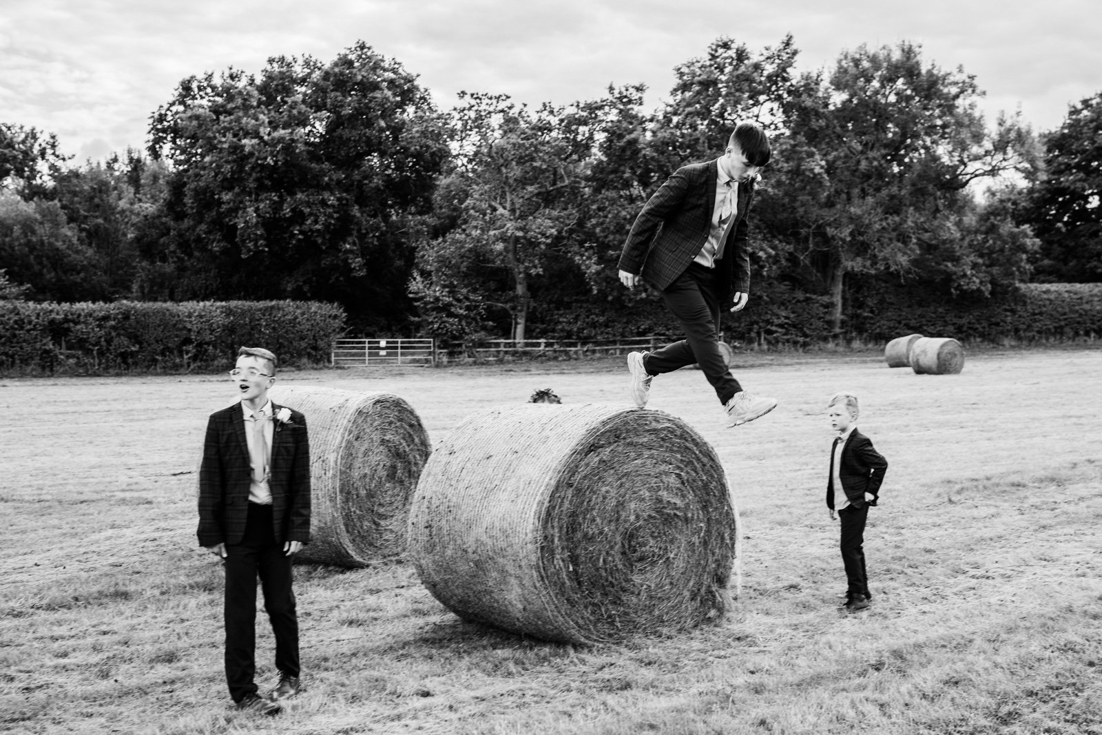 kids playing in a field - 2022 wedding round up no nonsense heartfelt wedding photography leeallenphotos