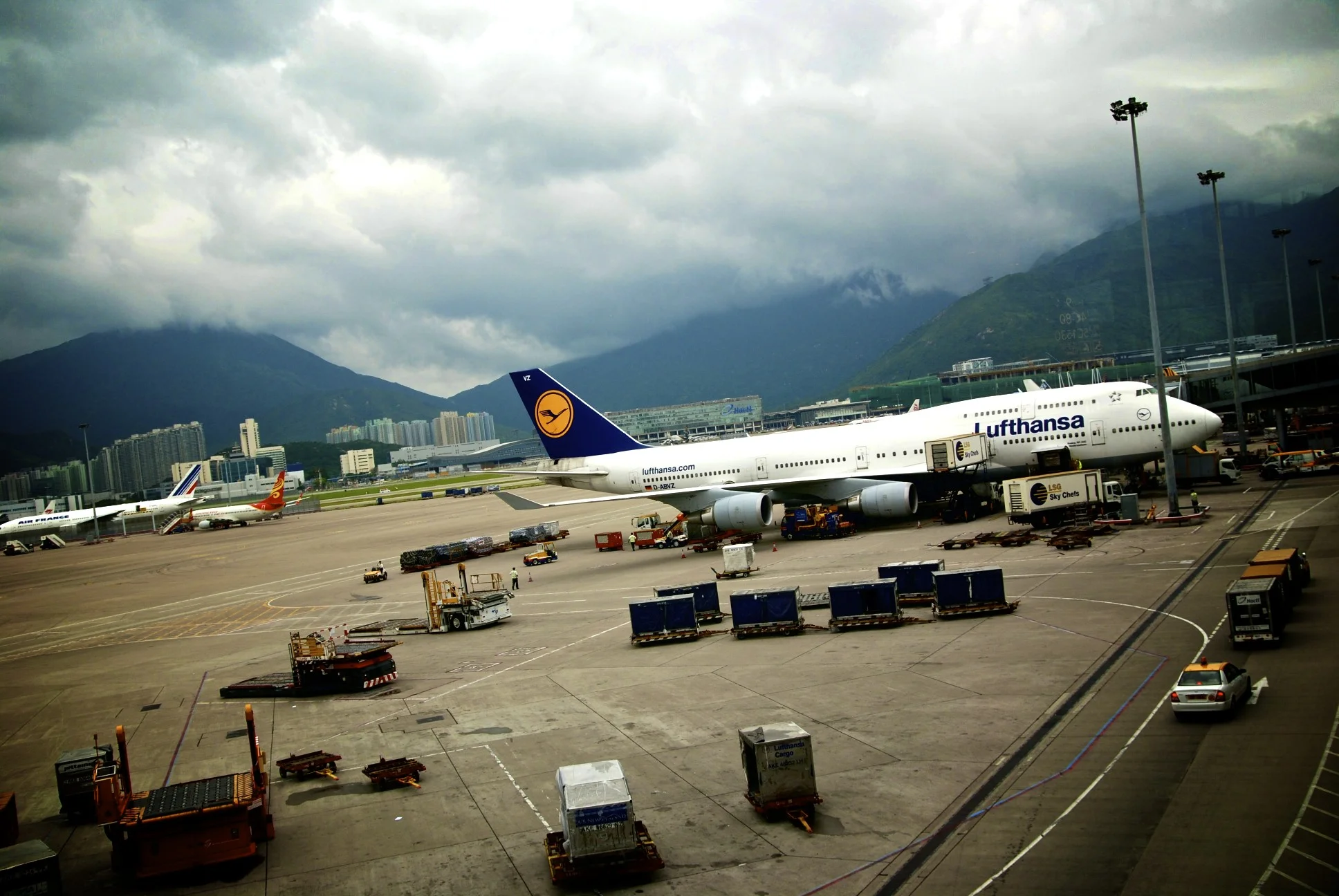Lufthansa 747-400 at HKG