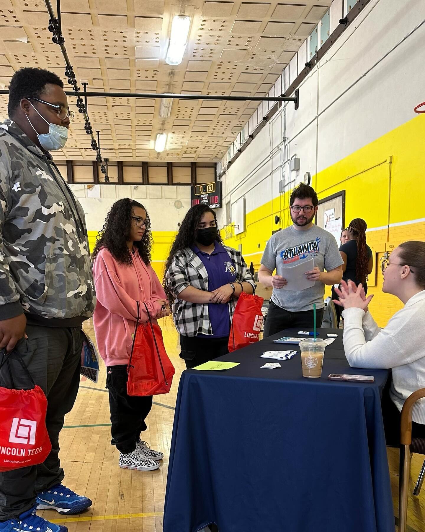 KHS CAREER FAIR ✔️

It&rsquo;s always such a wonderful time seeing students explore future pathways, whether it&rsquo;d be college or jumping straight into the workforce 

And career fairs are always so much fun! 😊