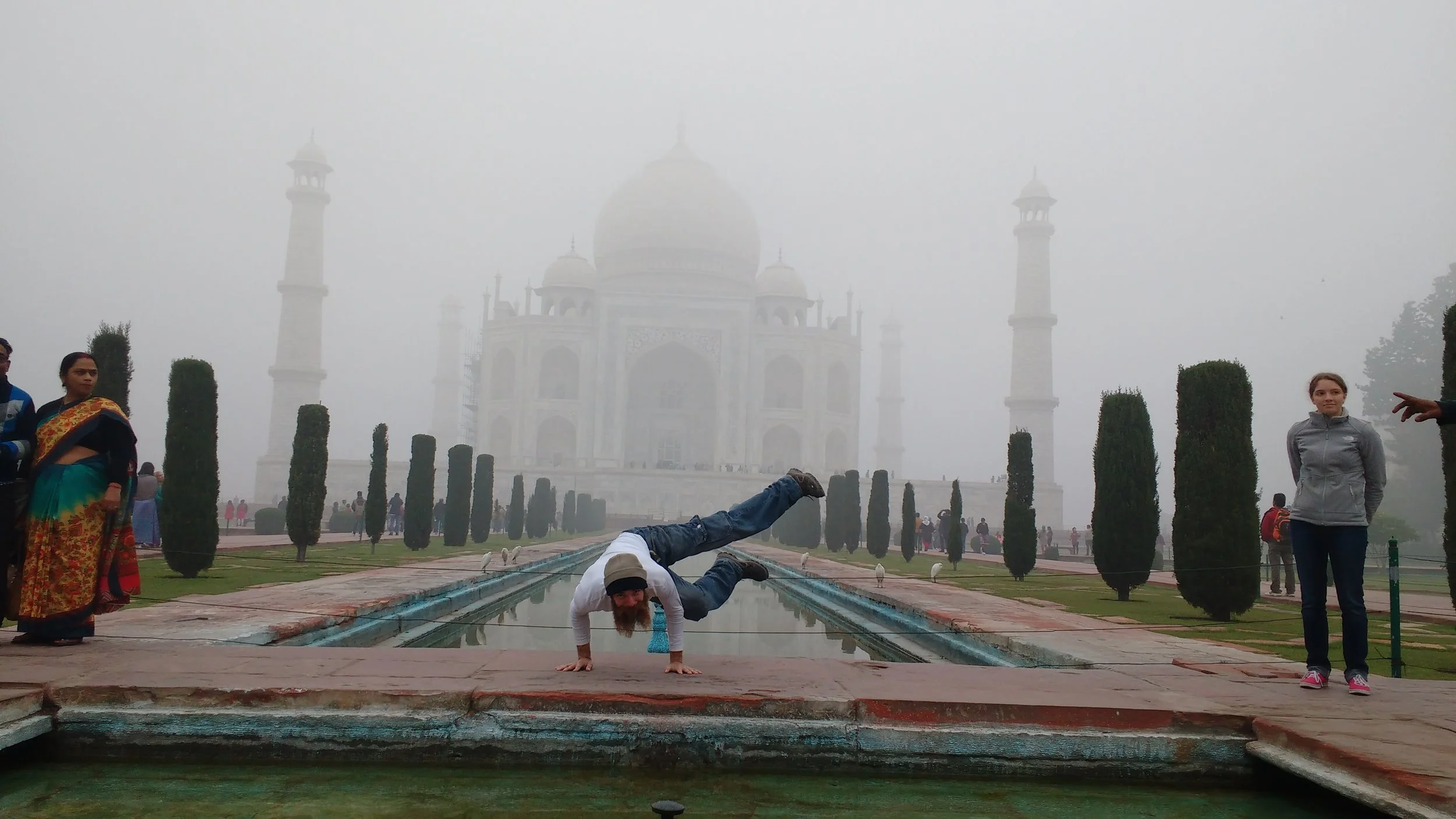parshvabakasana_taj_mahal.jpg