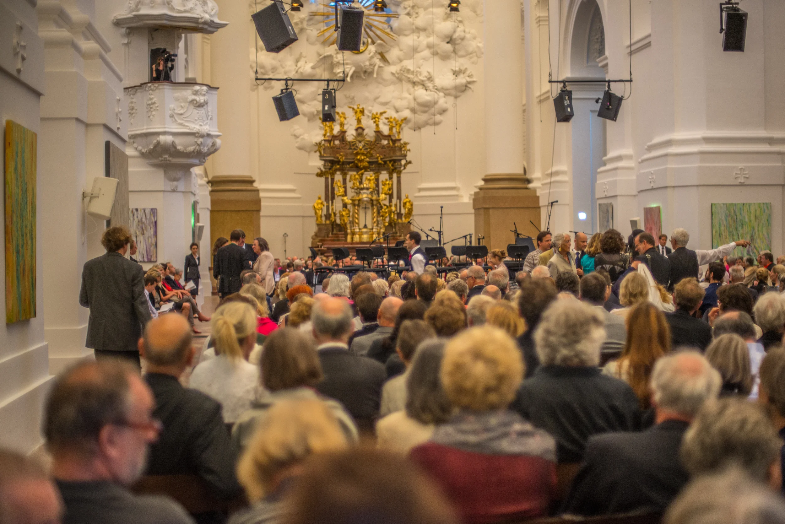 The Kollegienkirche Salzburg hosts one of the first events of the Salzburg Festival with a sold out crowd in attendance. Susan's paintings line the walls from the front entrance, all the way up to the altar.