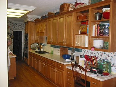 What To Do With Oak Cabinets Designed, What Color Tile Goes With Oak Cabinets