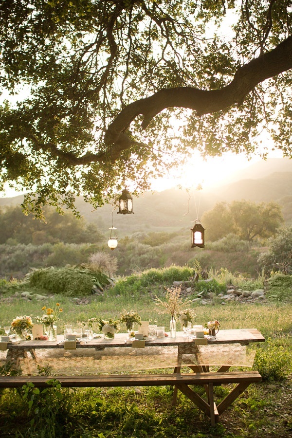 ARTICLE: 22 Summery, Serene Picnic Ideas | Image via: Style Me Pretty