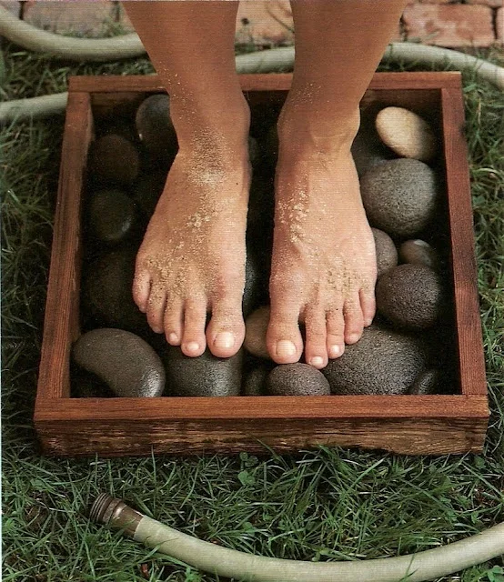 ARTICLE: River Rocks In a Box + Garden Hose = Clean Feet , Plus 9 More Outdoor Summer Design Projects!