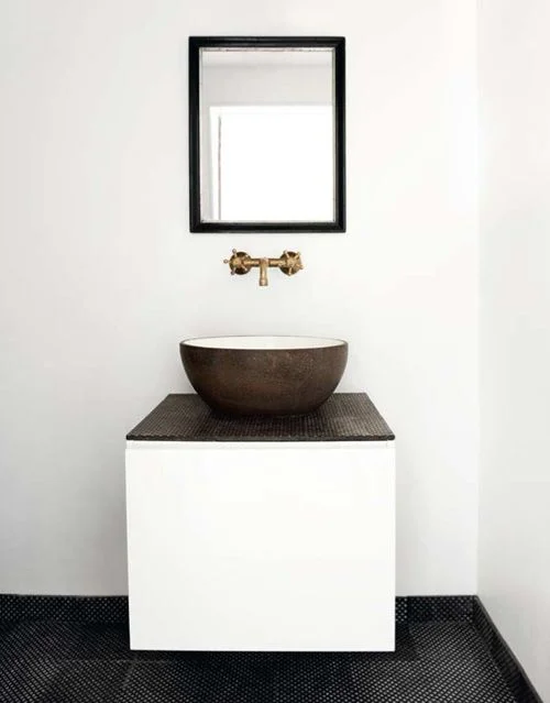 ARTICLE + GALLERY: Simple Design Strongly Suggests Sophisticated Style