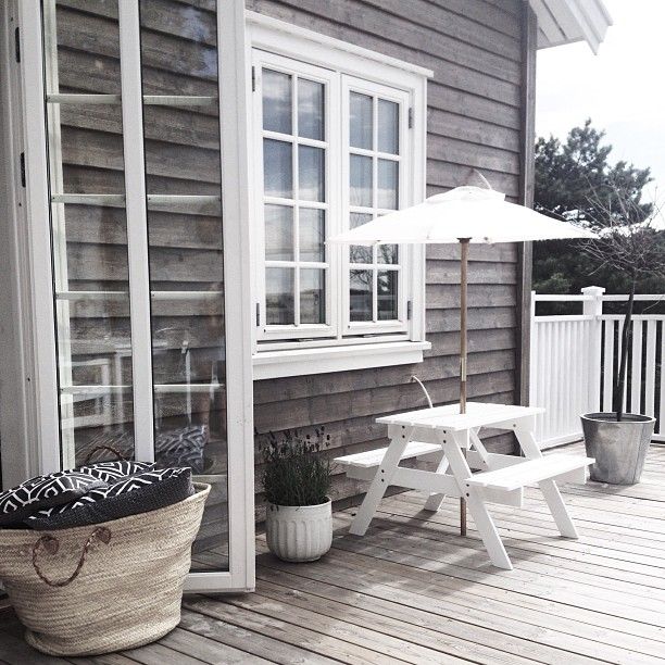 Loving these vintage picnic tables: They're where fond memories are made with family and friends. ;-)
