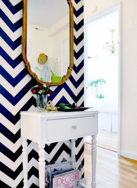 Cobalt blue wallpaper | Image source: Apartment Therapy