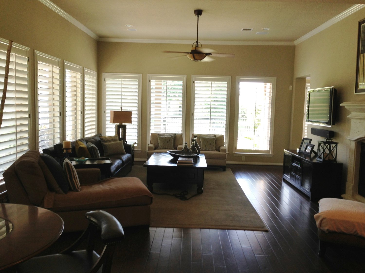 Before After This Living Room Kitchen Remodel Shows How Transitional Style Can Feel Warm Personal Designed