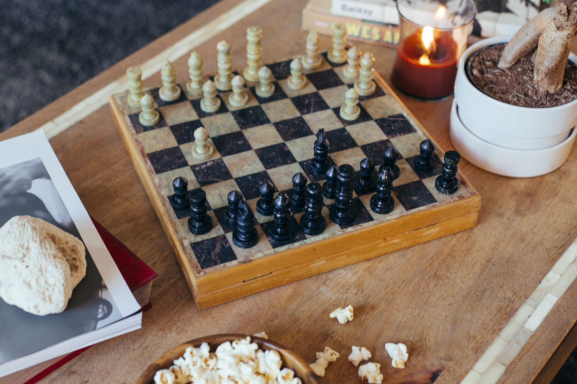 Играть шахматы кофе. Шахматы. Кофе и шахматы. Кофейные шахматы. Уютные шахматы.