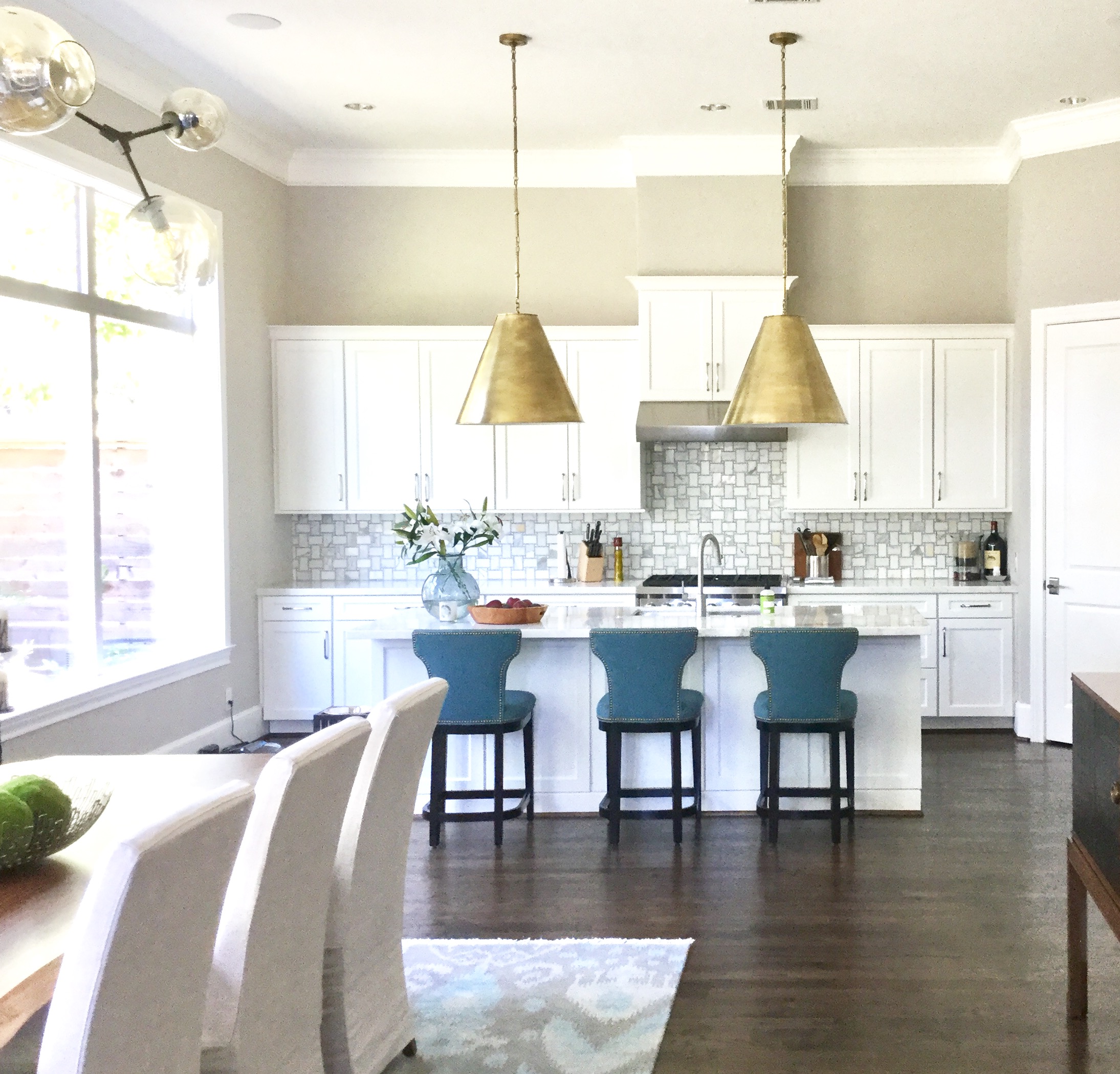 BRASS PENDANT LIGHTS IN THE KITCHEN