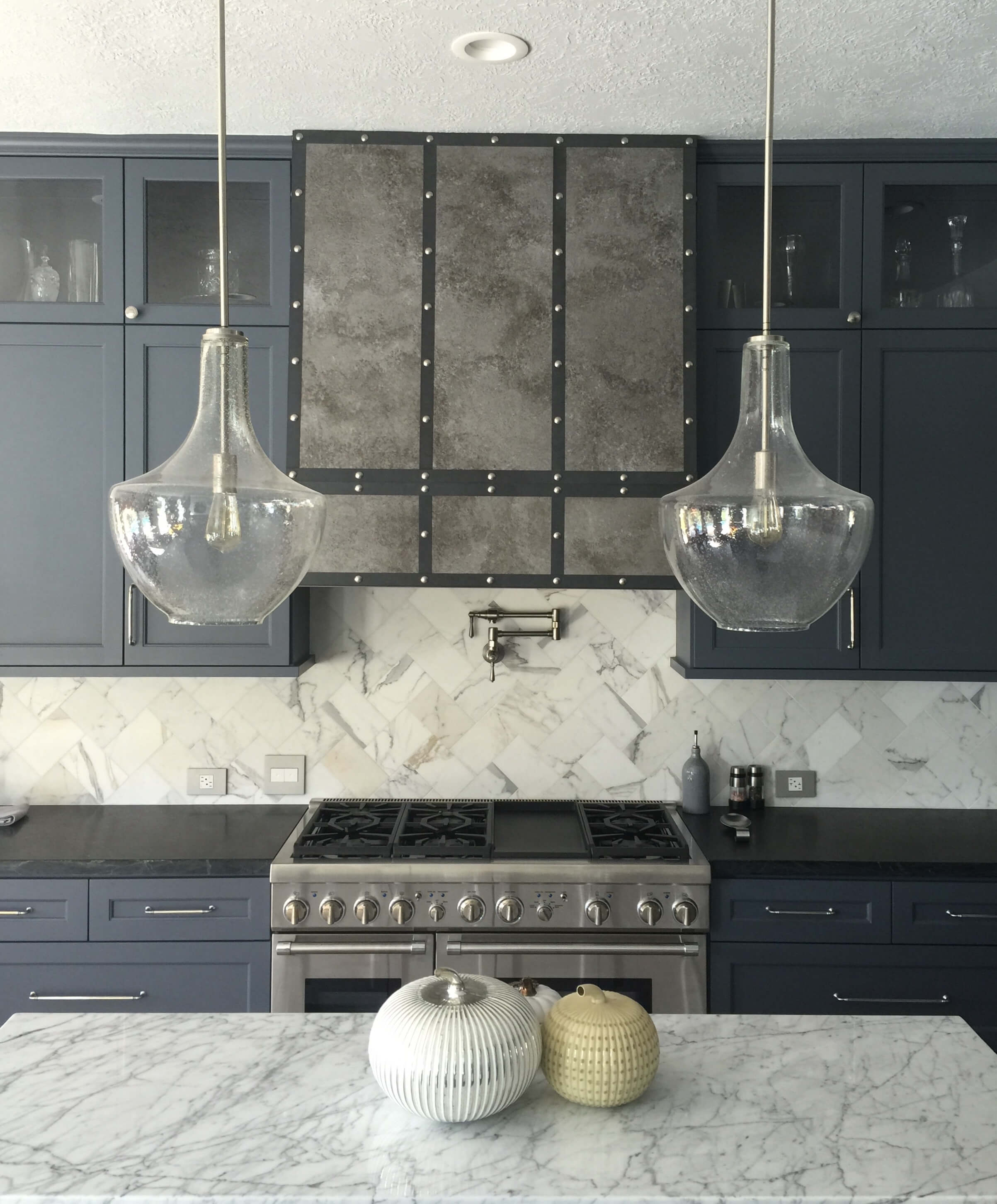 20 Kitchens With Stone Backsplash Designs