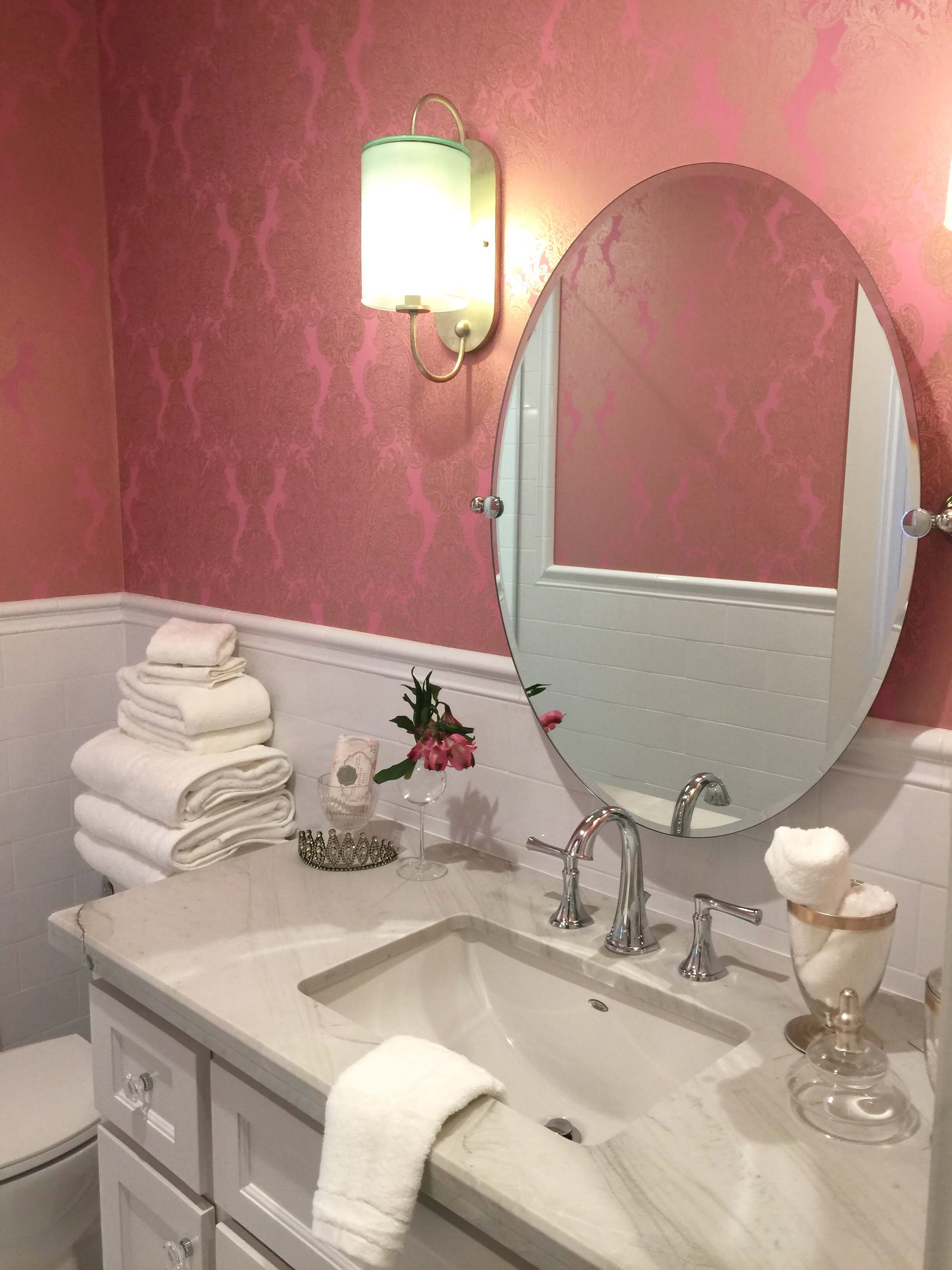 https://images.squarespace-cdn.com/content/v1/4fcf5c8684aef9ce6e0a44b0/1533823507427-Y9UD7XRTXVIFLN5HNKNY/pink+bath+wallpaper+with+bath+accessories