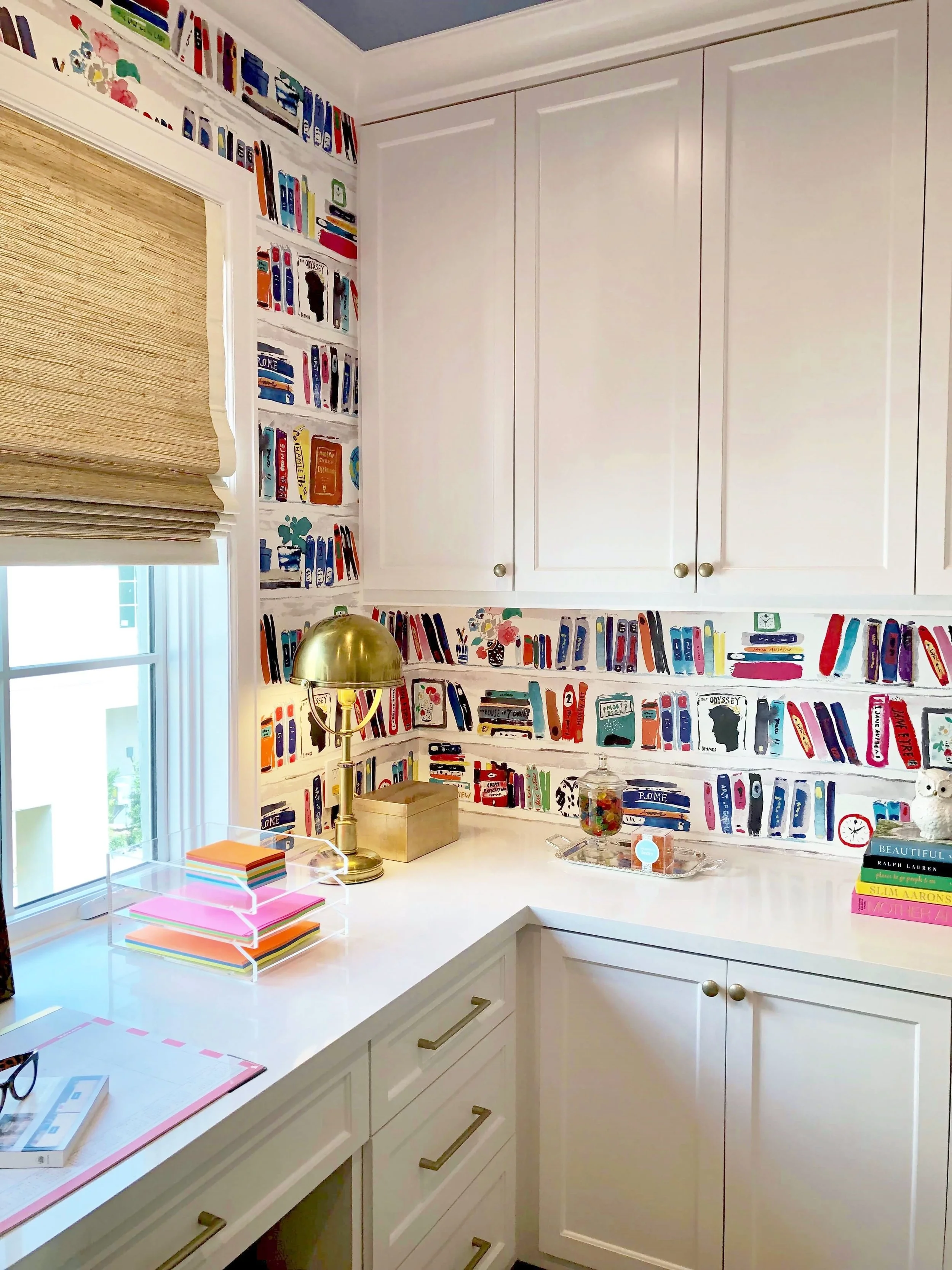 Love the Kate Spade wallpaper in this home office nook, designed by Cheryl Baker of CDB Interiors. | ASID River Oaks Showhouse #homeoffice #katespade #wallpaper