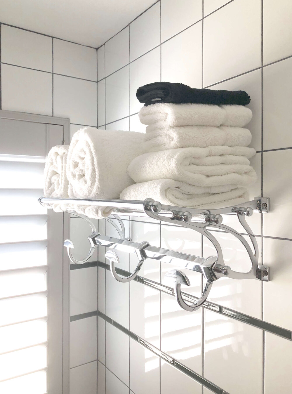 Small Bathroom Design Tips - Hotel bathroom with train rack style towel bar