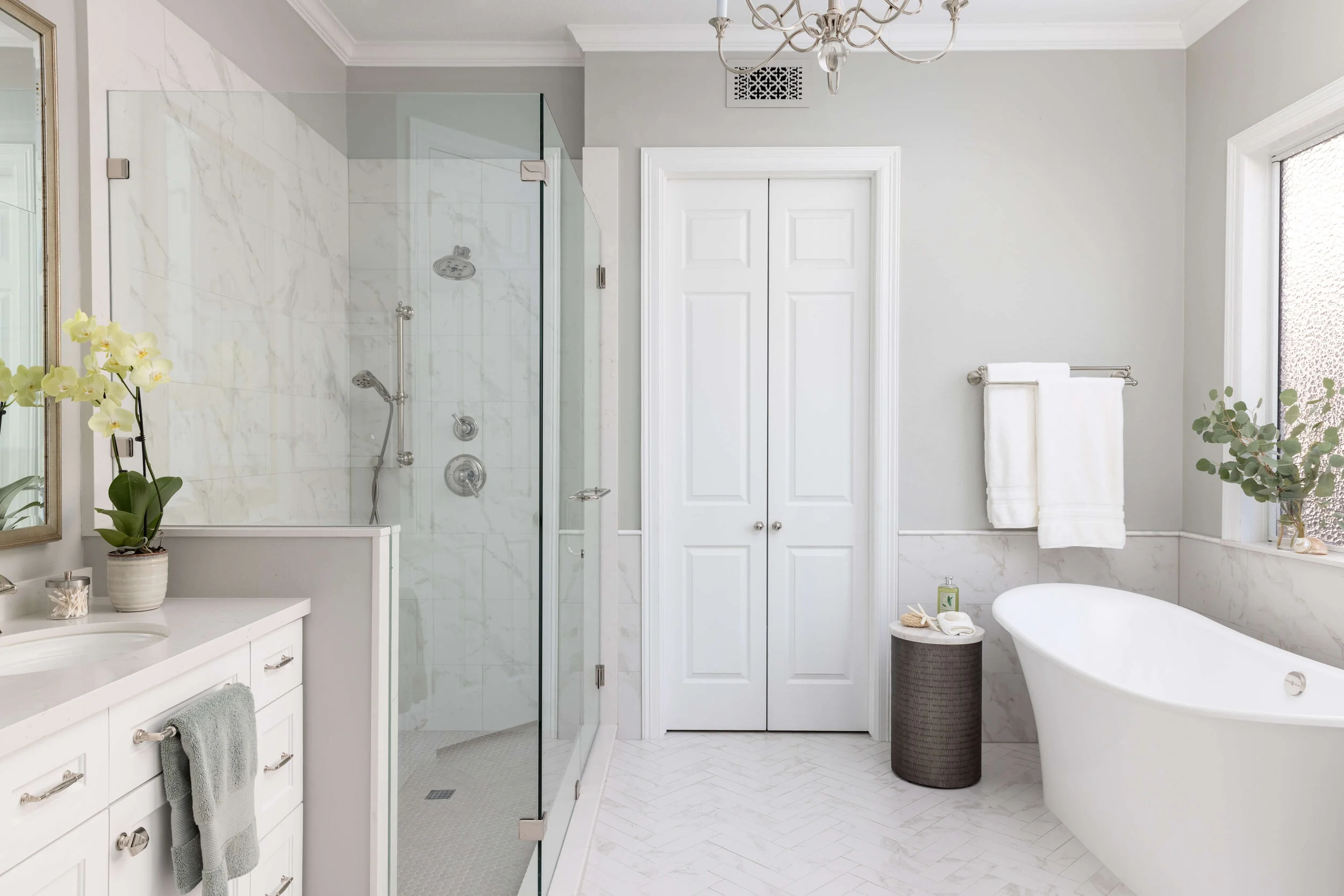BEFORE AND AFTER - See This Bathroom's Beautifully Serene Remodel ...
